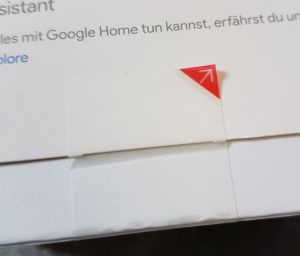Versiegelung des Google Home Kartons mit gut sichtbarer Griff-Ecke